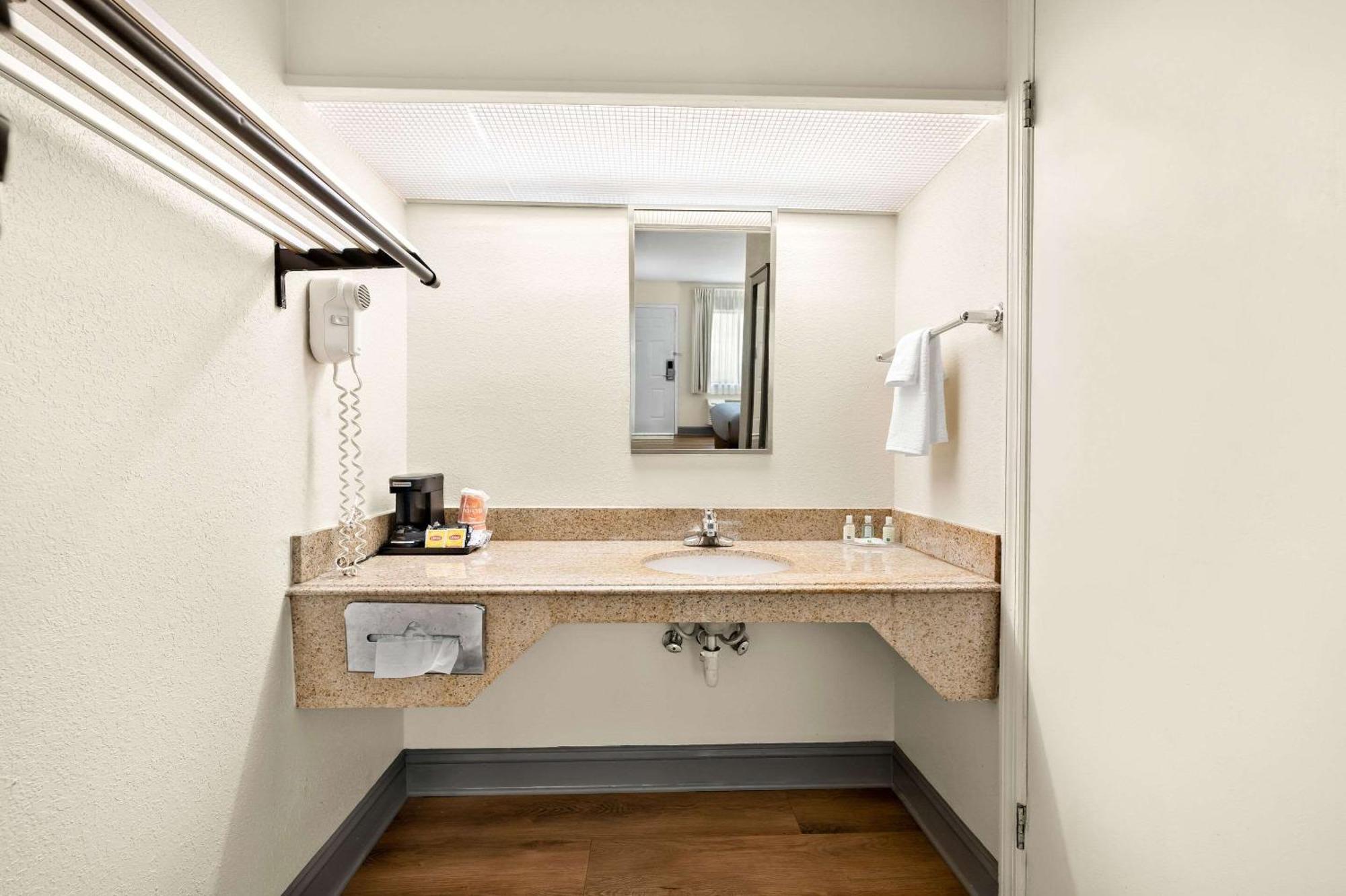 Quality Inn Pelham I-65 Exit 246 Eksteriør billede