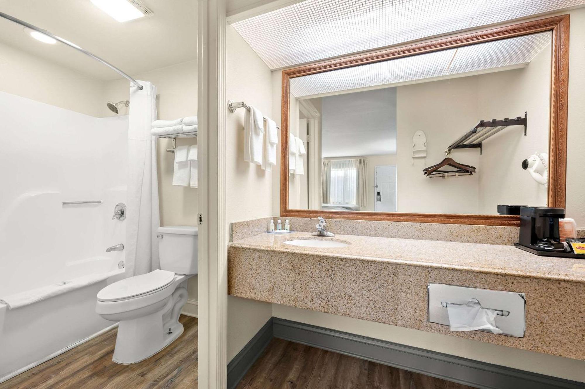 Quality Inn Pelham I-65 Exit 246 Eksteriør billede